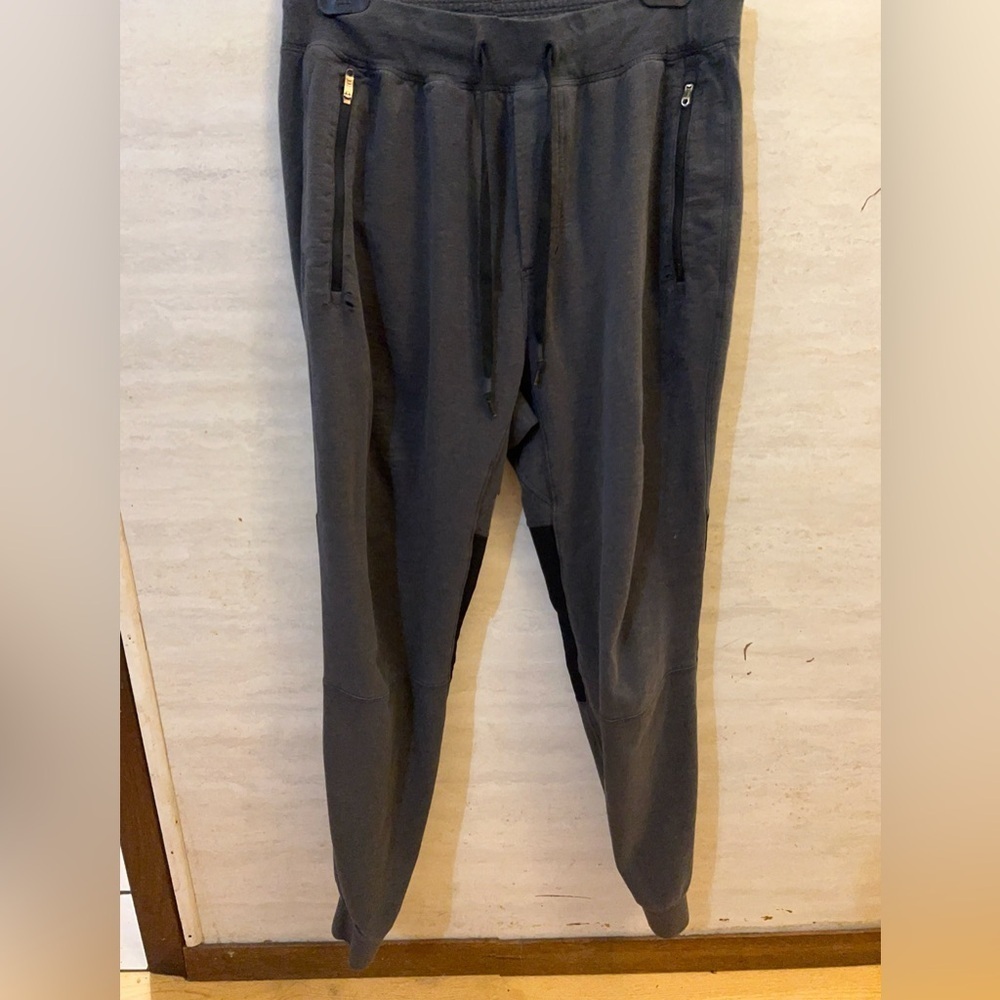Lululemon Textured Tech
Heather Graphite Joggers
Pants Vapor Gray Men
